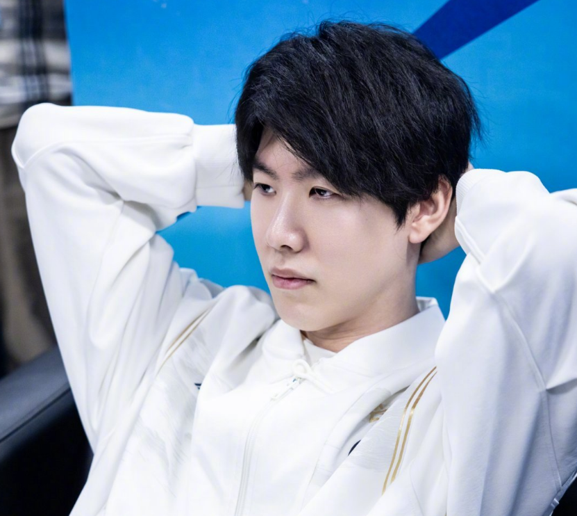 国家第一中学！骑士库奇成为军队中的刺客，带领 EDward Gaming 的中路选手。 Bilibili Gaming 轻松赢得了第一局