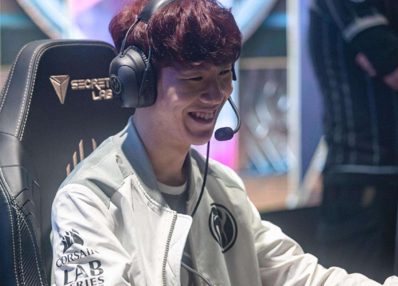 Ruler ： 霞这个英雄可能我来使用和别的选手不太一样吧